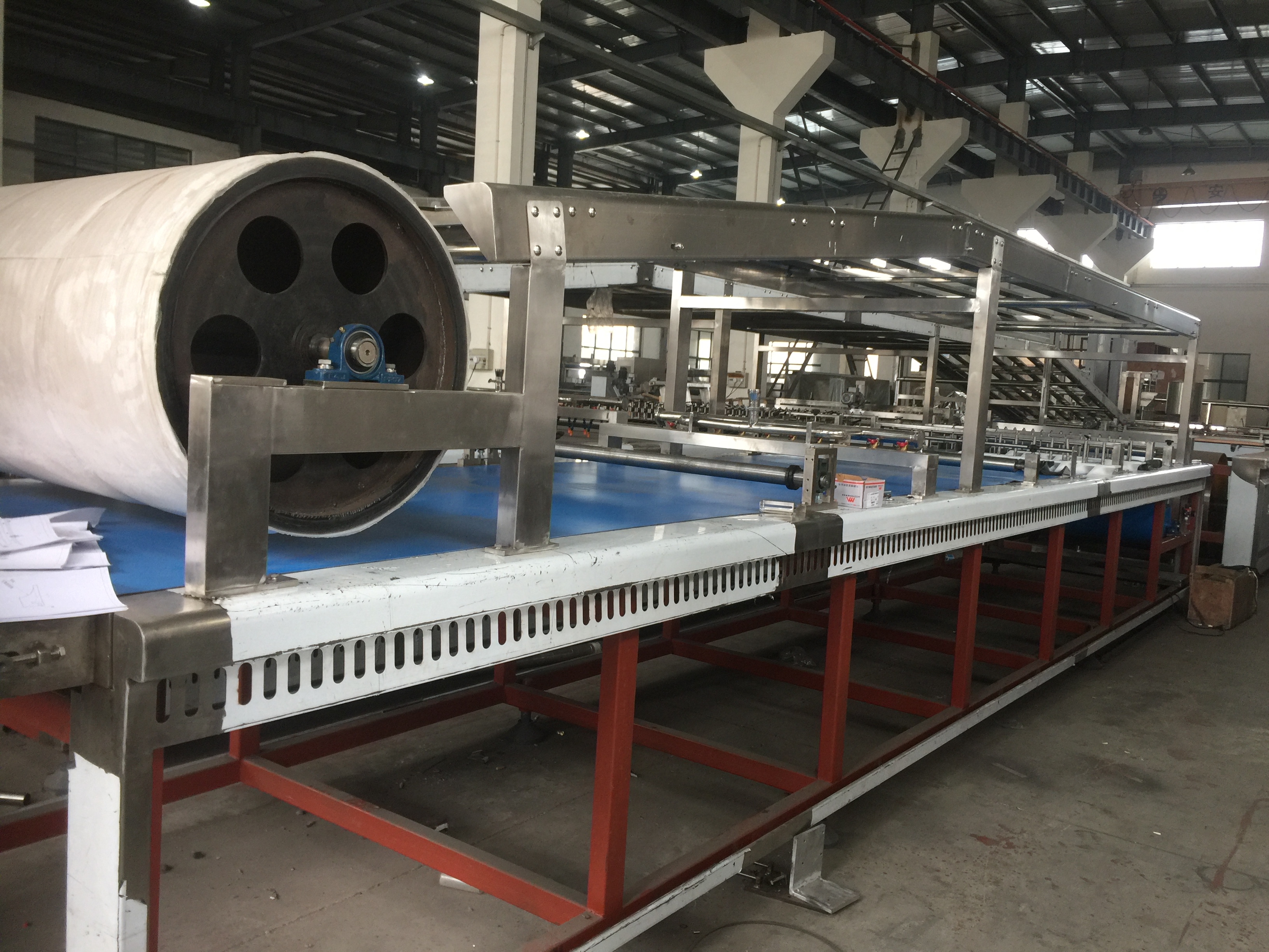 What are the key steps involved in producing sandwich cakes using this production line, from raw ingredients to the final packaged product