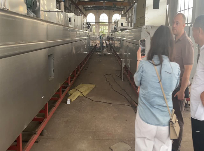  Accompanying the customer to visit the workshop.