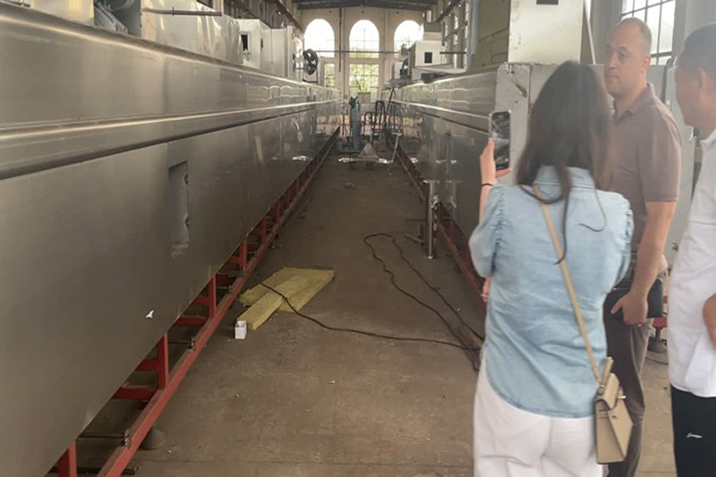  Accompanying the customer to visit the workshop.